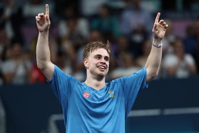 台上迈出更 台上迈出更